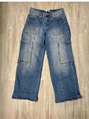 Celebrity Pink wide-leg cargo Pocket Denim Jeans. Blue.
Elastic. Size 5/27.